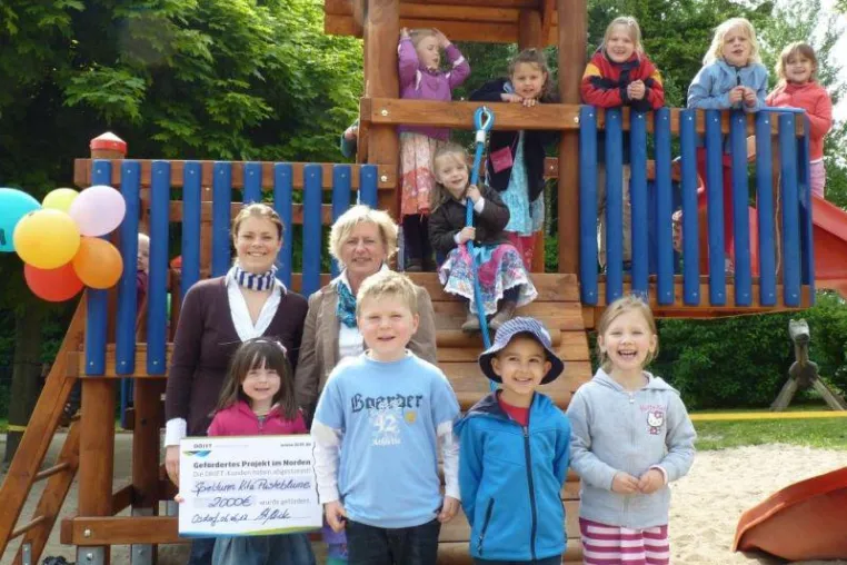 DRIFT fördert Kita Pusteblume: Kita-Kinder freuen sich über einen neuen Spielturm Bild: DRIFT fördert Kita Pusteblume: Kita-Kinder freuen sich über einen neuen Spielturm