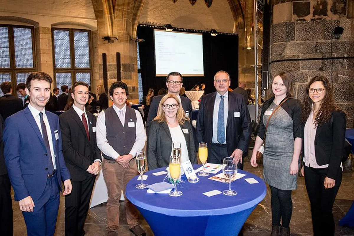 Vertreter der Kanzlei Cohausz & Florack mit ihren Stipendiaten (Bild: RWTH Daniel Zakharov)