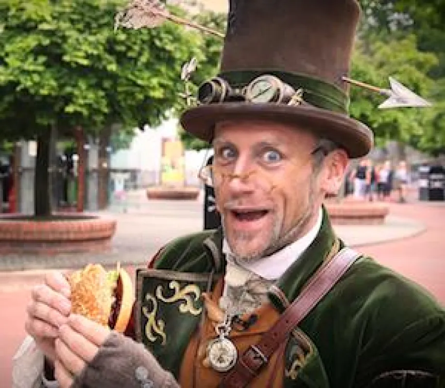 Lord Explorus lässt sich den Vegafit-Burger schmecken