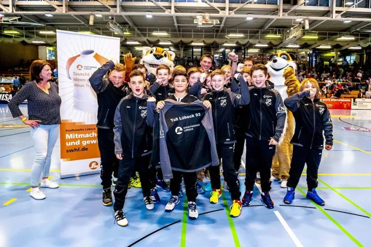 Bild: 82. Übergabe beim Stadtwerke Lübeck Trikot-Tausch: Neue Trainingsjacken für die Handballer vom TuS Lübeck