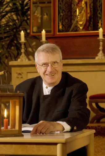 Bild: WEIHNACHTSLESUNG MIT GÜNTER EDEL UND DER FRAUNHOFER SAITENMUSIK AM 14. DEZEMBER IN STRAUBING
