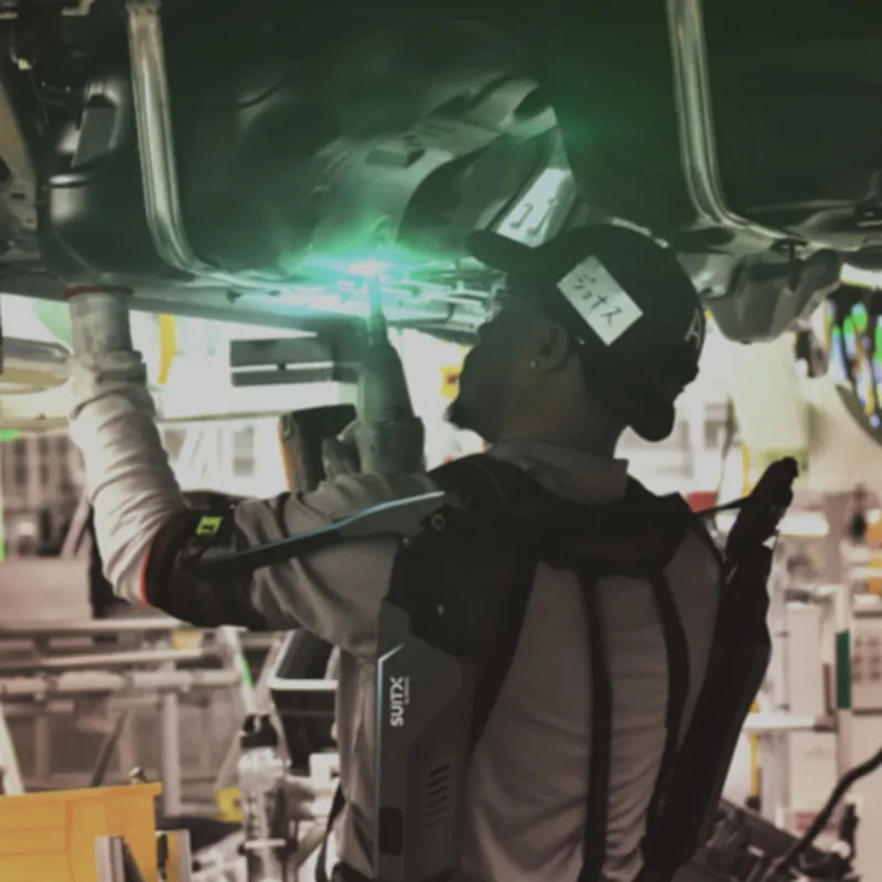 Exoskelette wie das IX Shoulder Air von HAHN+KOLB entlasten beim Heben, Tragen und Arbeiten. (© HAHN+KOLB)