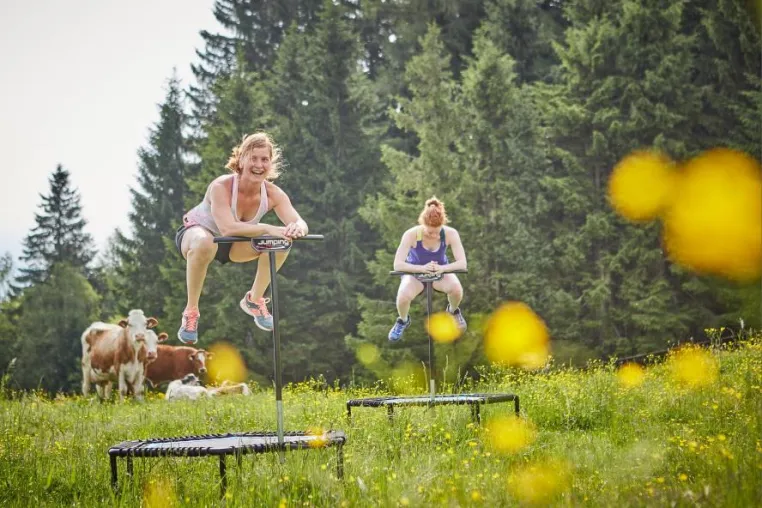 Bild: Holzhotel Forsthofalm begeistert mit Fitness Boot Camp im Herbst