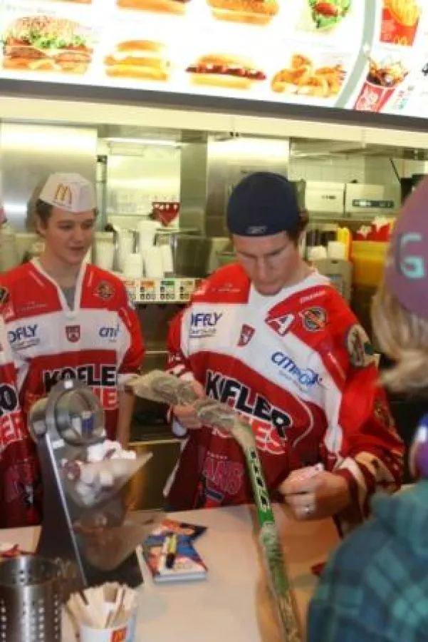 Außergewöhnliche Autogramme: Jamie Chamberlain, Stürmer der EC Hannover Indians, unterschreibt bei McDonald´s Ehmann auf einem Eishockeyschläger.