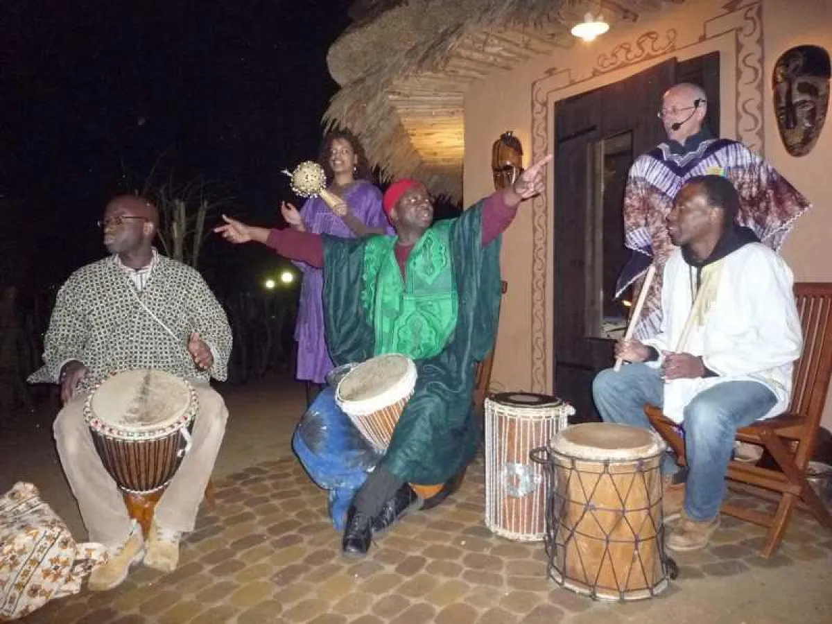Die afrikanische Musikgruppe von Bacer Gadji sorgte zusammen mit Christian Haage, Geschäftsführer der HolstenTherme für eine authentische Stimmung bei der Eröffnung der Kalahari Afrika-Sauna.
