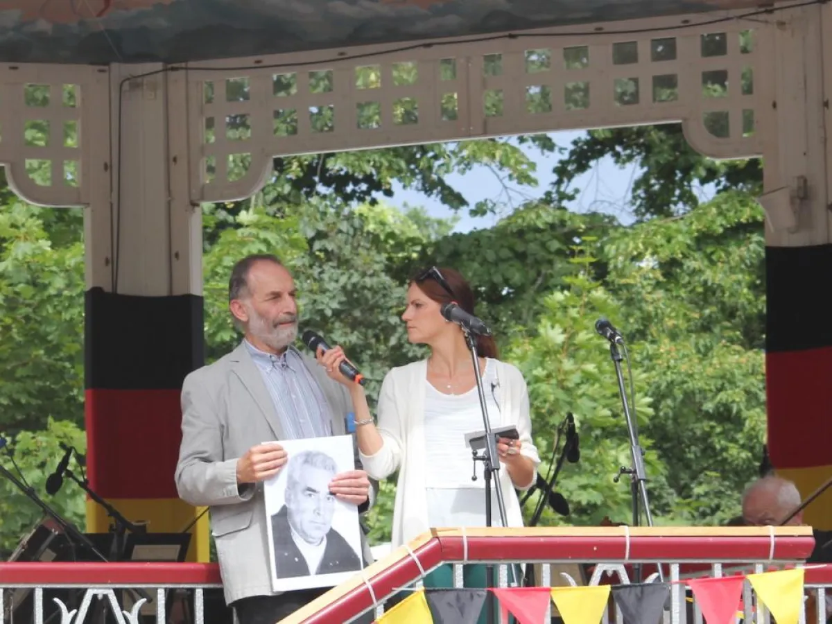 Werner Schneider mit Gert Triller im Interview am Musikpavillon, Foto: Elke Leinhoß
