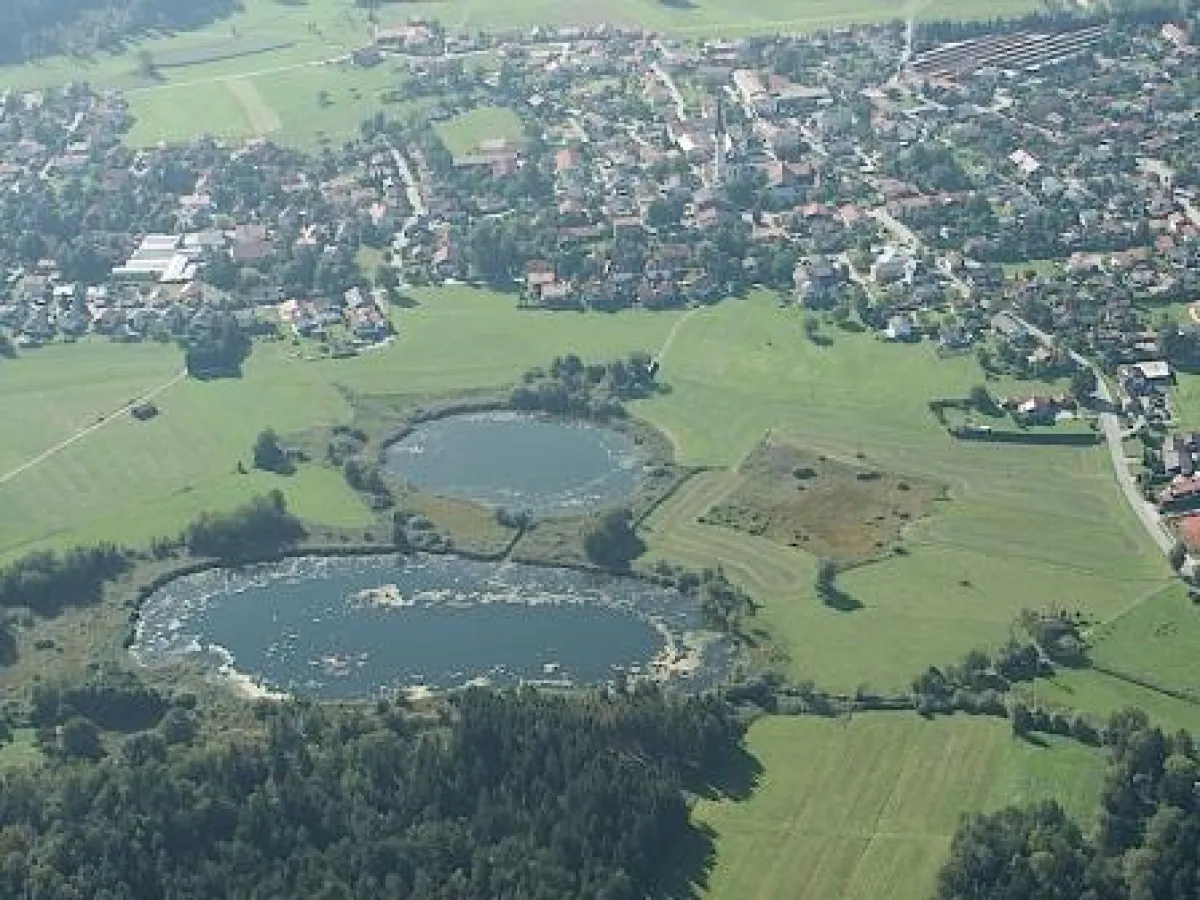 Seen unbekannter Entstehung nordwestl. v.Chiemsee. Herkunft nur durch weitere Untersuchungen feststellbar.Foto:Gerhard Benske,CIRT