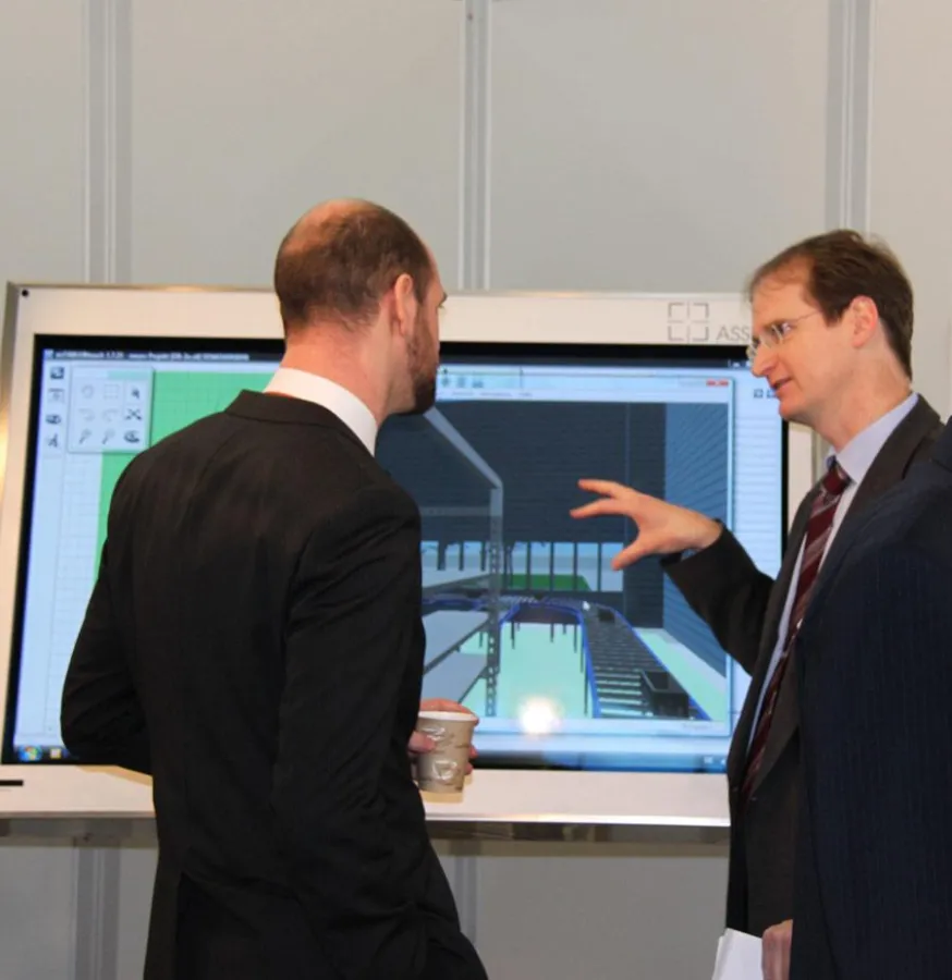 Prof. Dr. Harald Augustin erklärt das virtuelle Fabrikplanungstool 