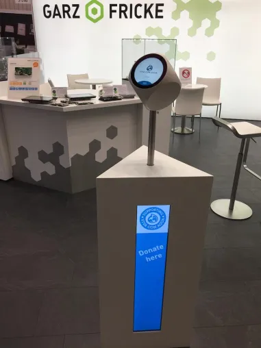 Bild: Garz & Fricke zeigt auf der embedded world Konzept für bargeldlose Spendenbox