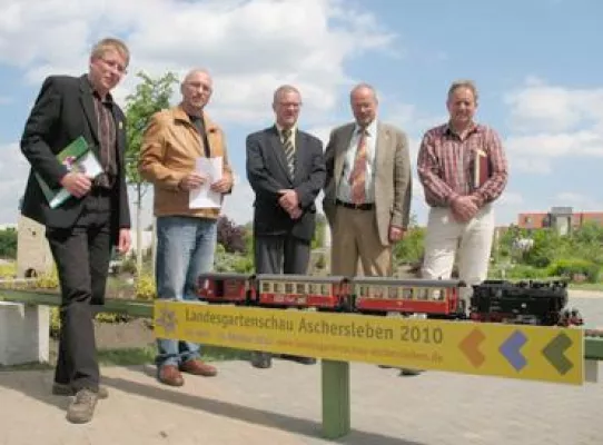 Bild: Ein symbolischer Brückenschlag nach Aschersleben ist vollzogen - Bürgerpark wird Kooperationspartner