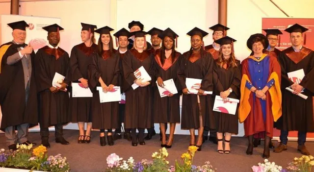 Bild: HdWM: Präsident Prof. Dr. Michael Nagy verabschiedet 36 Bachelor-Absolventen der Management-Hochschule