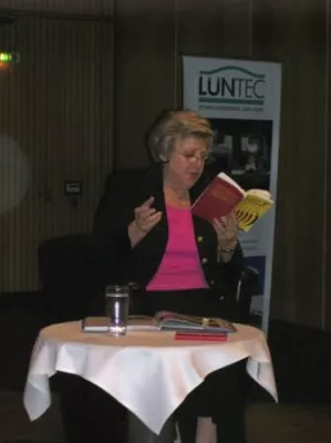 Bild: Marie-Luise Marjan begeisterte Lünen mit Geschichten aus dem Ruhrgebiet–darunter auch Sabine Ludwigs‘ „Kanake“