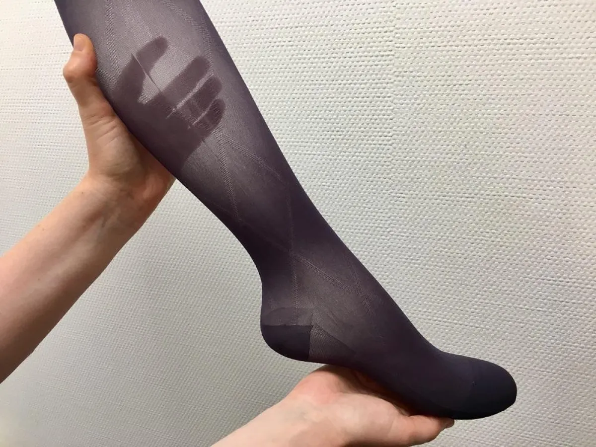 Kompressionsstrümpfe üben definierten Druck aus und unterstützen so die Venen.