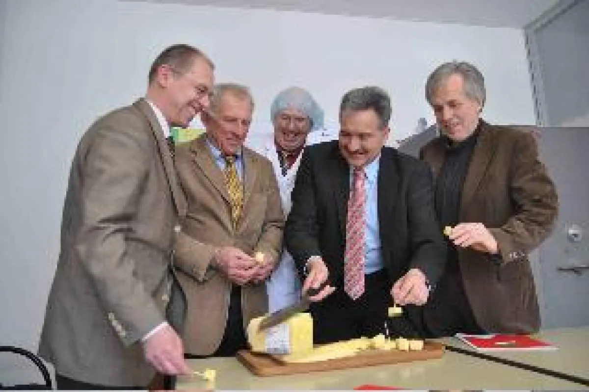 Erfolgreicher Anschnitt: Allgäuland-Geschäftsführer Marcel Mohsmann, der Vorstandsvorsitzende der Milchwerk Donau-Alb eG, Ernst Stadler, Betriebsleiter Jürgen Kropf, MdB Josef Rief und Riedlingens Bür