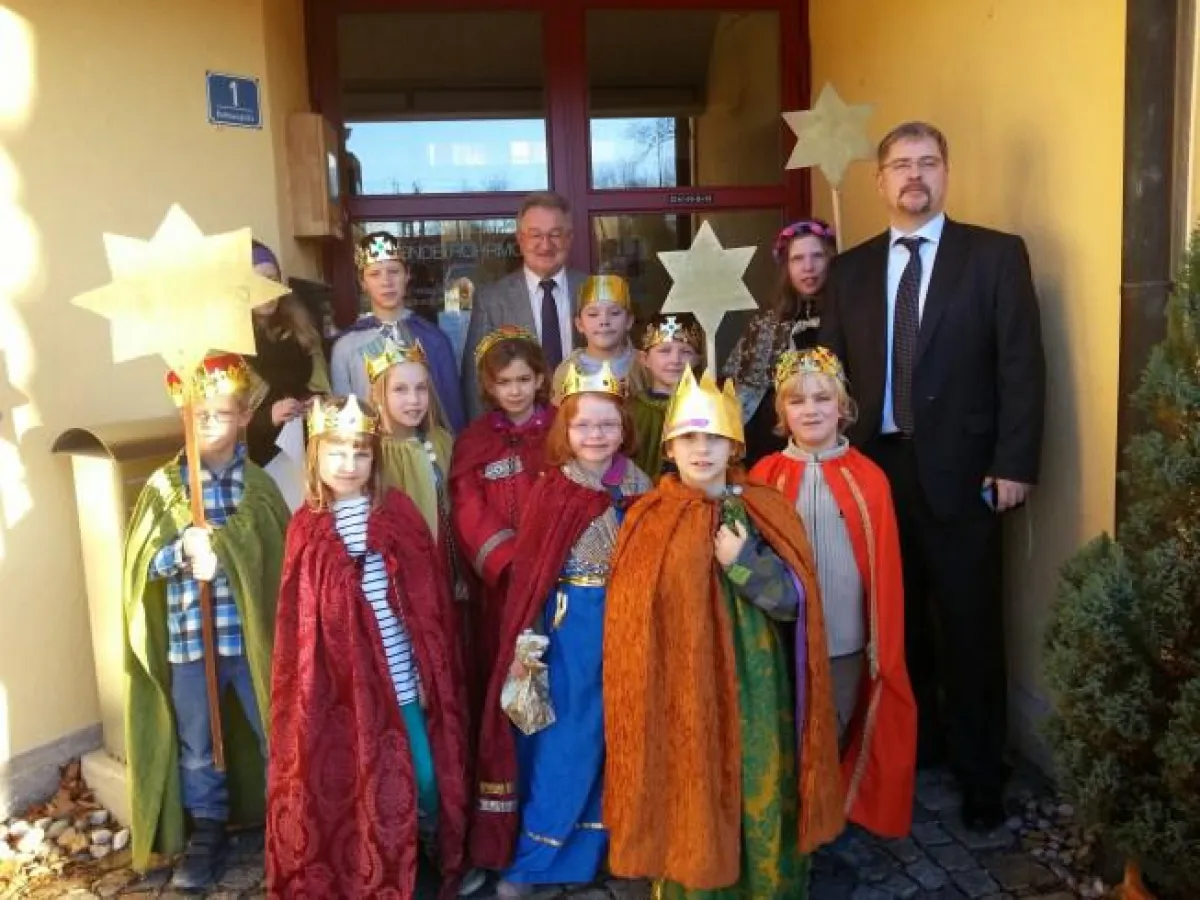 Sternsinger segnen das Rathaus der Gemeinde Röhrmoos