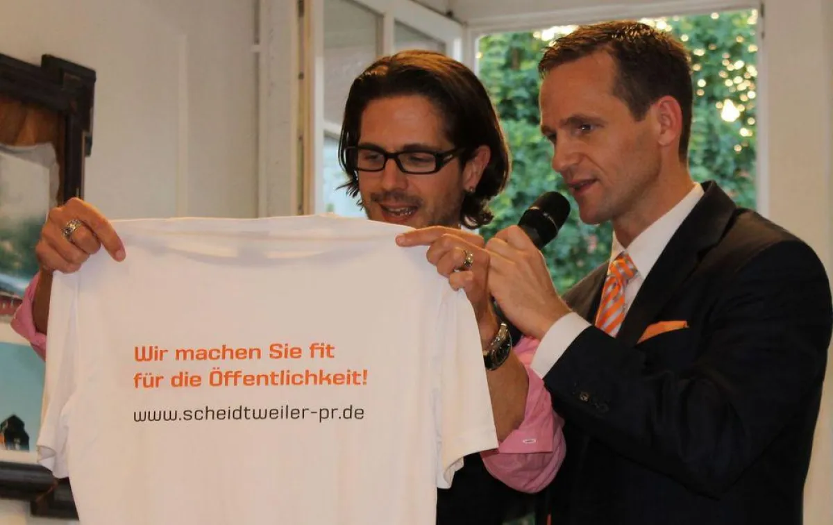 Der glückliche Gewinner der Tombola mit Nicolas Scheidtweiler