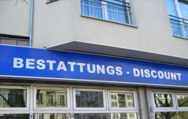 Bild: Mit der Sterbegeldversicherung Discountbestattung vermeiden