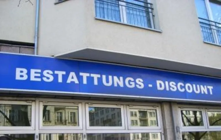 Mit der Sterbegeldversicherung Discountbestattung vermeiden Bild: Mit der Sterbegeldversicherung Discountbestattung vermeiden