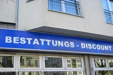 Bild: Mit der Sterbegeldversicherung Discountbestattung vermeiden