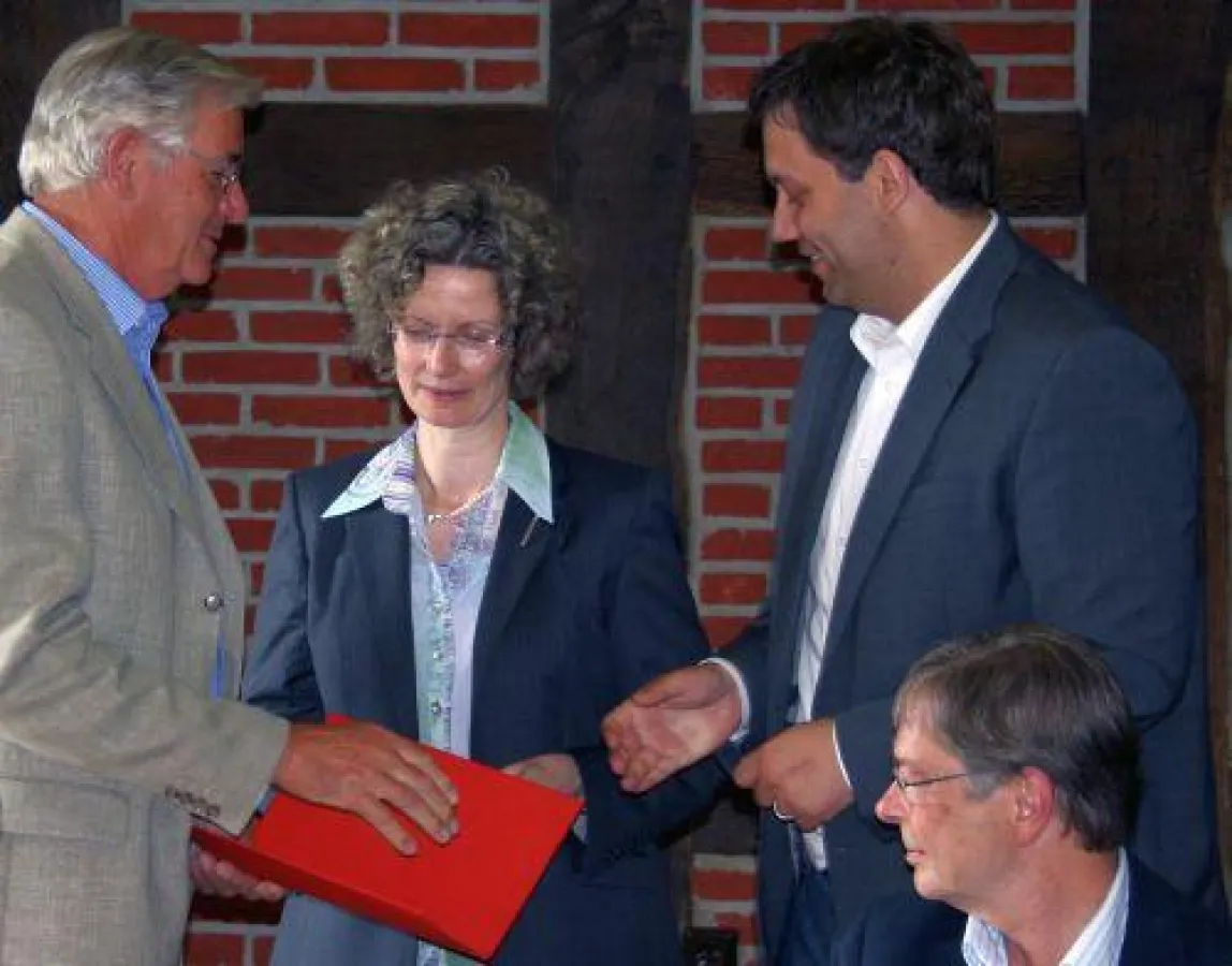 Lars Klingbeil (rechts) und SPD-Ortsvereinsvorsitzende Annette Schütz ehrten Gernot Boeck für 25 Jahre SPD-Mitgliedschaft.