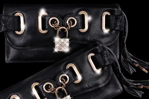 Bild: Die Schöne und die Clutch - Sylvia Leifheit zeigt sich begeistert von der Designerin Karen Ly