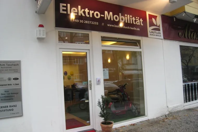 Lautlos durch Berlin eröffnet seine erste Stromtankstelle Bild: Lautlos durch Berlin eröffnet seine erste Stromtankstelle