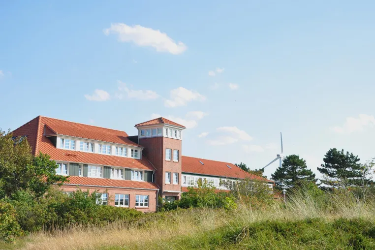 Bild: Das Internatsgymnasium auf Spiekeroog bietet für Osnabrücker Schüler*innen ein 100.000 Euro Stipendium an.