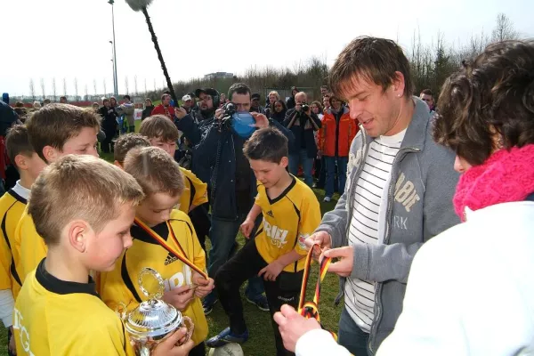 Bild: Spiel, Spaß und Sieg - beim Finale des Ariel Cups drückte Bernd Schneider den Fußballkids kräftig die Daumen