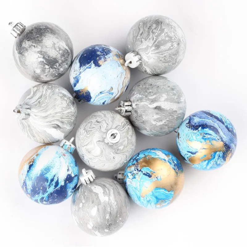 Stylisch und modern: Christbaumkugeln im Marmor-Look.