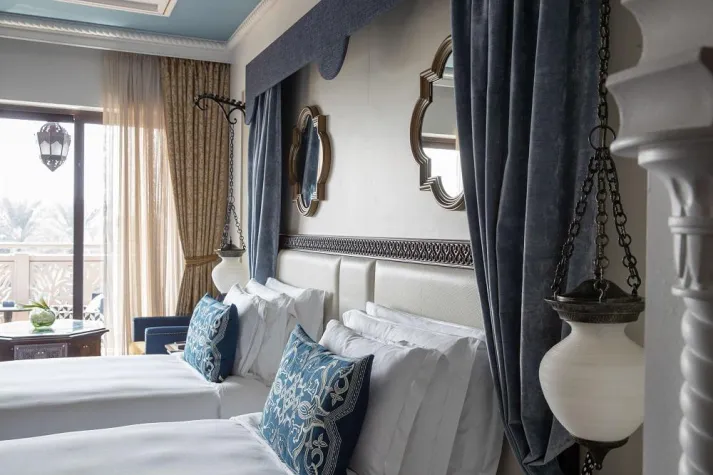 Bild: Traditionelles Arabien mit modernen Akzenten: Umgestaltung der Hotelzimmer im Jumeirah Al Qasr
