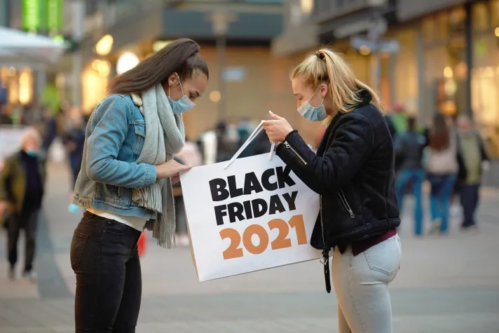 Bild: Umfrage zum Black Friday 2021: Verbraucher zieht es wieder mehr in die lokalen Geschäfte!