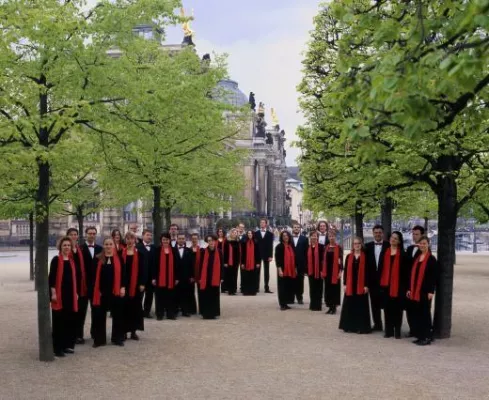Bild: Der Dresdner Kammerchor und Hans-Christoph Rademann mit erster Schütz-CD der Gesamteinspielung