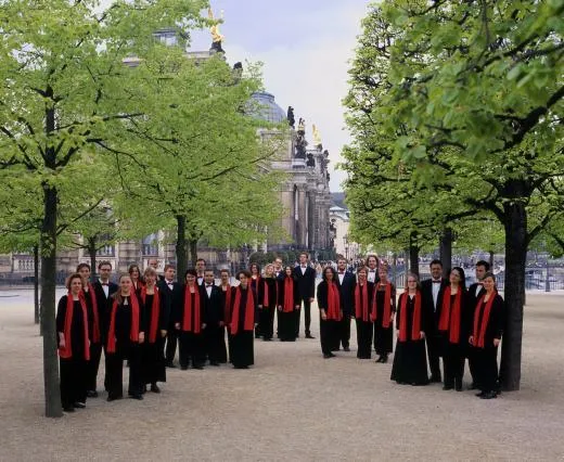 Bild: Der Dresdner Kammerchor und Hans-Christoph Rademann mit erster Schütz-CD der Gesamteinspielung