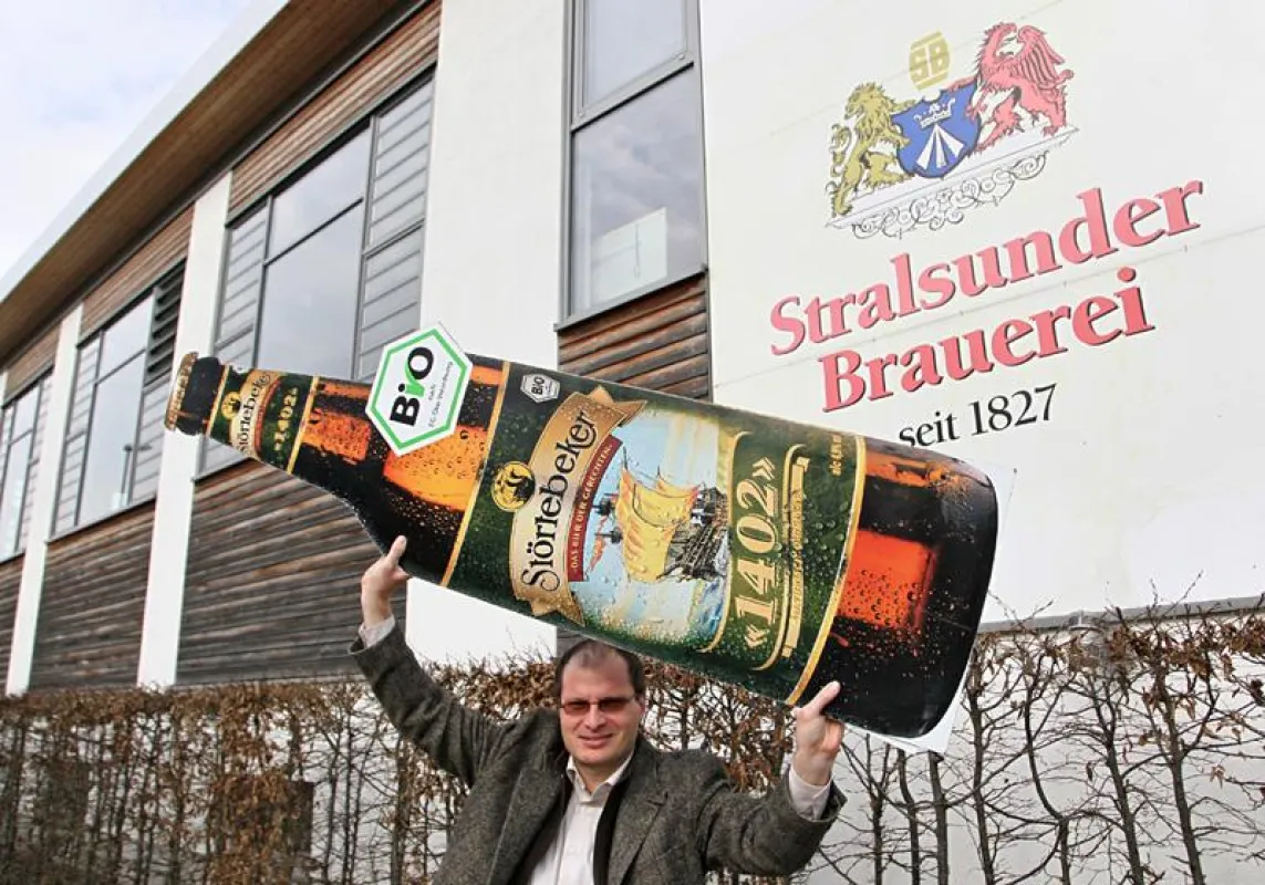Markus Berberich, Geschäftsführer der Stralsunder Brauerei, ist in Feierlaune.