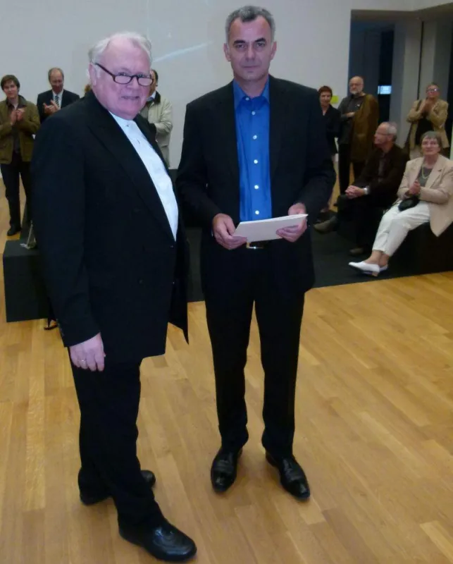 Manfred Kock (links) überreichte Zlatko Kopljar den Stiftungspreis 2011 der Stiftung Bibel und Kultur.