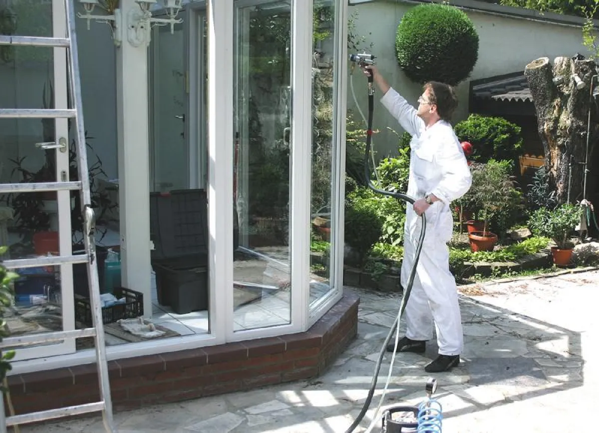 Die Beschichtung eines Wintergartens erfolgt im HVLP-Verfahren