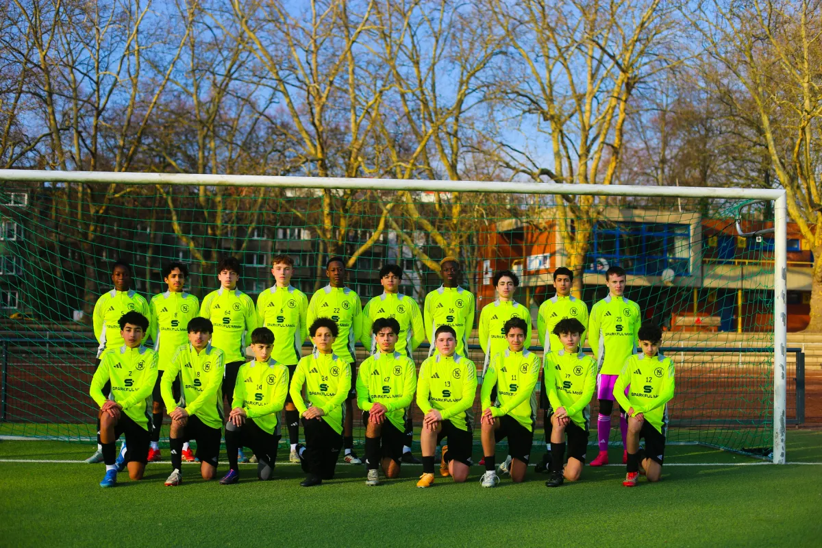 Die B-Jugend des Hörder SC mit ihrem neuen Sponsor Sparkful Media beim gemeinsamen Teamfoto. (© © SPARKFUL Media - Lösch und Rusch GbR)