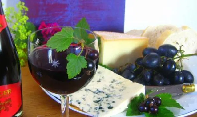 Bild: Gaumenfreude pur - Würziger Käse in Kombination mit dem neuen Edelbeeren-Saft der Bio-Kelterei PERGER