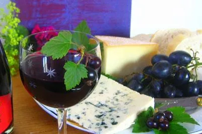 Gaumenfreude pur - Würziger Käse in Kombination mit dem neuen Edelbeeren-Saft der Bio-Kelterei PERGER Bild: Gaumenfreude pur - Würziger Käse in Kombination mit dem neuen Edelbeeren-Saft der Bio-Kelterei PERGER