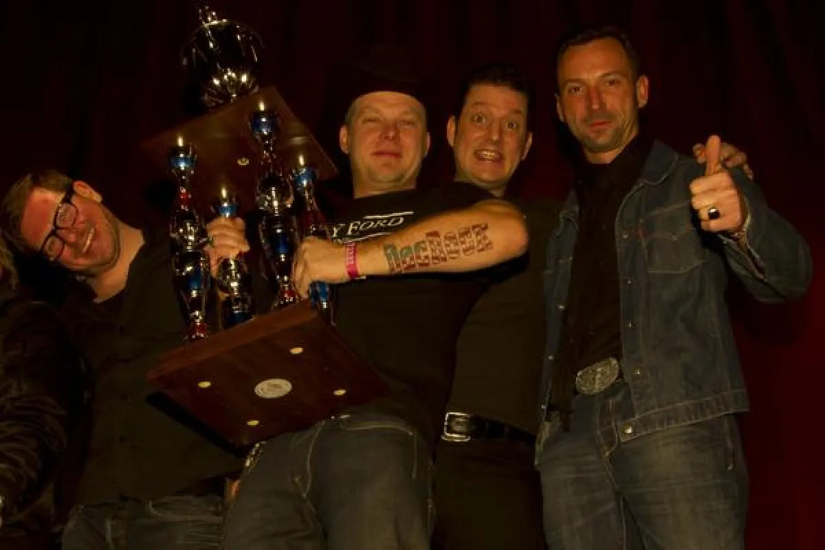 DocRock & HIS RESTLESS HEARTS freuen sich über die gewonnene Trophäe - Foto: Jens Hoyer