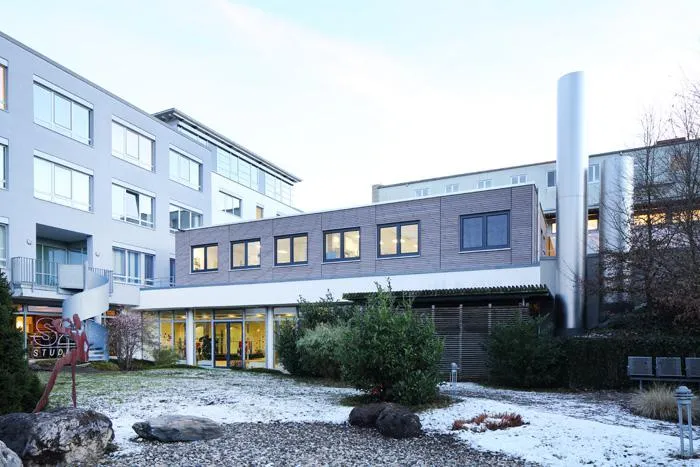 Krankenhaus GmbH Alb-Donau-Kreis baut aus: KKH Ehingen wird um neues Laborgebäude von Heinkel erweitert Bild: Krankenhaus GmbH Alb-Donau-Kreis baut aus: KKH Ehingen wird um neues Laborgebäude von Heinkel erweitert
