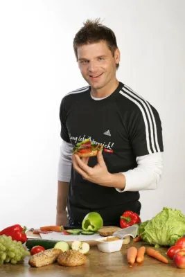 Bild: ErnährungsCoach Reinhard-Karl Üblacker bringt den Office-Toast nach Deutschland
