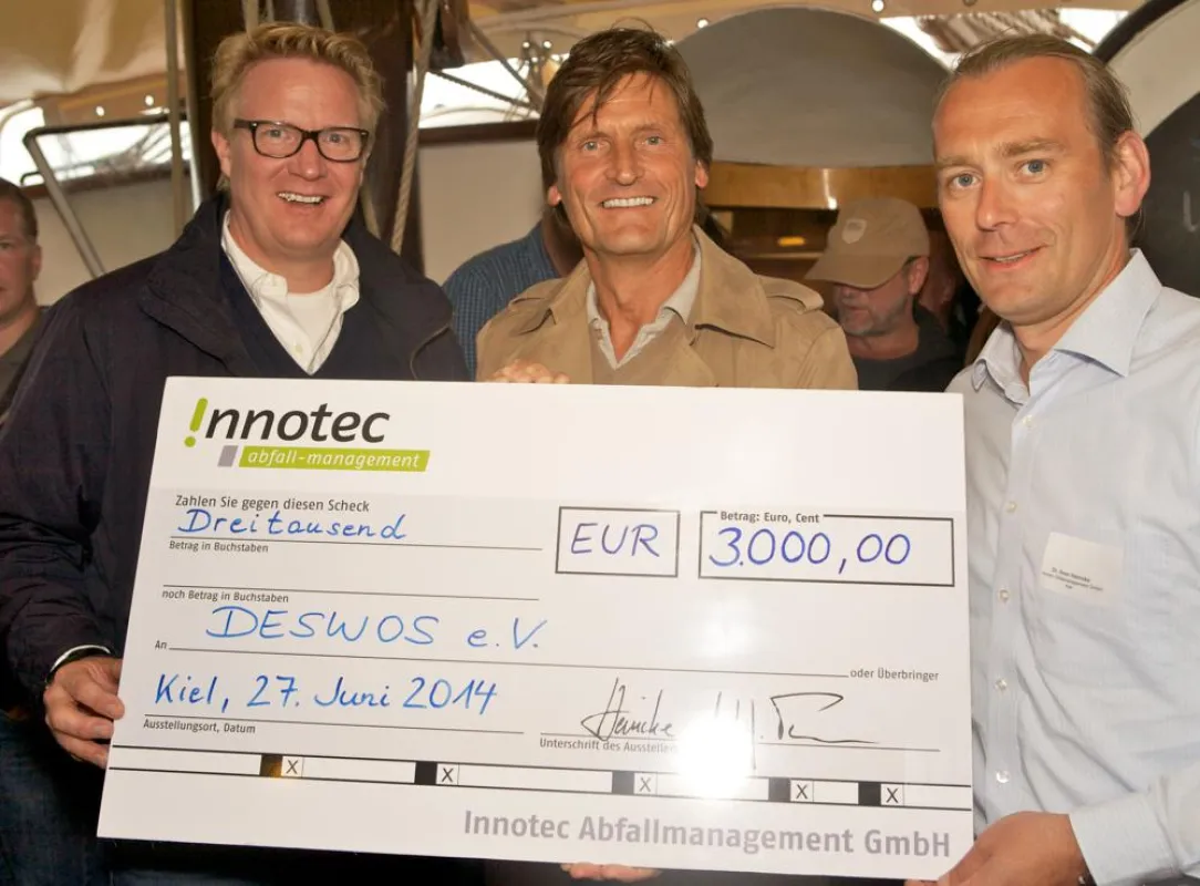 Gerhard Müller, DESWOS (Mitte), links und rechts Walter Thomsen und Dr. Sven Heincke (Innotec)