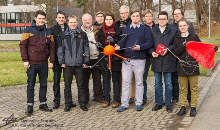 Testflug mit Defikopter am DLR Köln Bild: Testflug mit Defikopter am DLR Köln