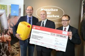 Bild: topbonus-Spendenmeilen für Äthiopienhilfe/Stiftung Menschen für Menschen freut sich über 100.000 Euro-Spende