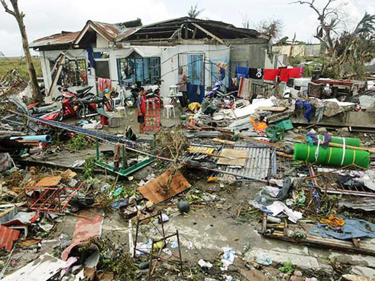 Inmitten von Trümmern suchen Menschen auf den Philippinen nach neuer Hoffnung. Foto: Weltbibelhilfe