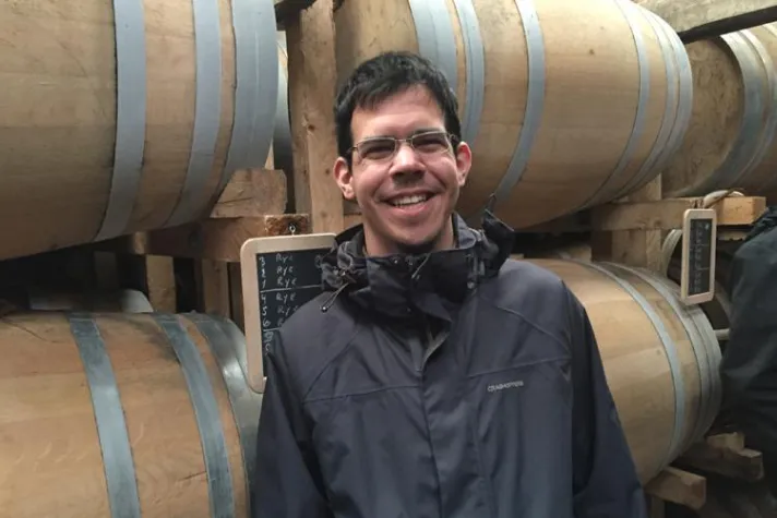 Bild: Edle Whiskys sammeln oder trinken? Pascal Badiuzzaman weiß die Antwort.