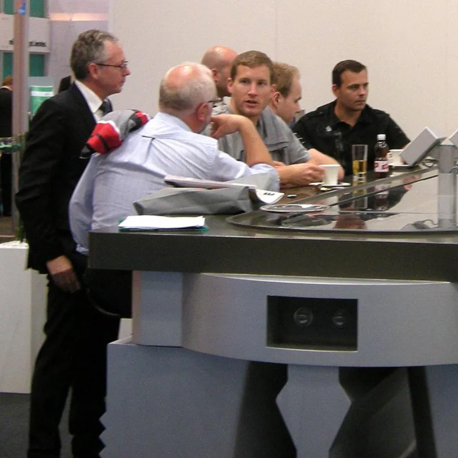 Transportsystem Montrac serviert Getränke an einer Bar