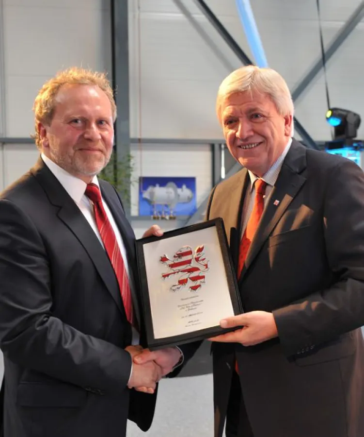 Eine Hessen-Kachel für den Unternehmer Georg Raab vom Ministerpräsidenten