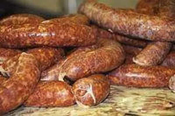 Bild: Ungarn: Traditionelle Schlachtfeste – üppige Schlachtplatten